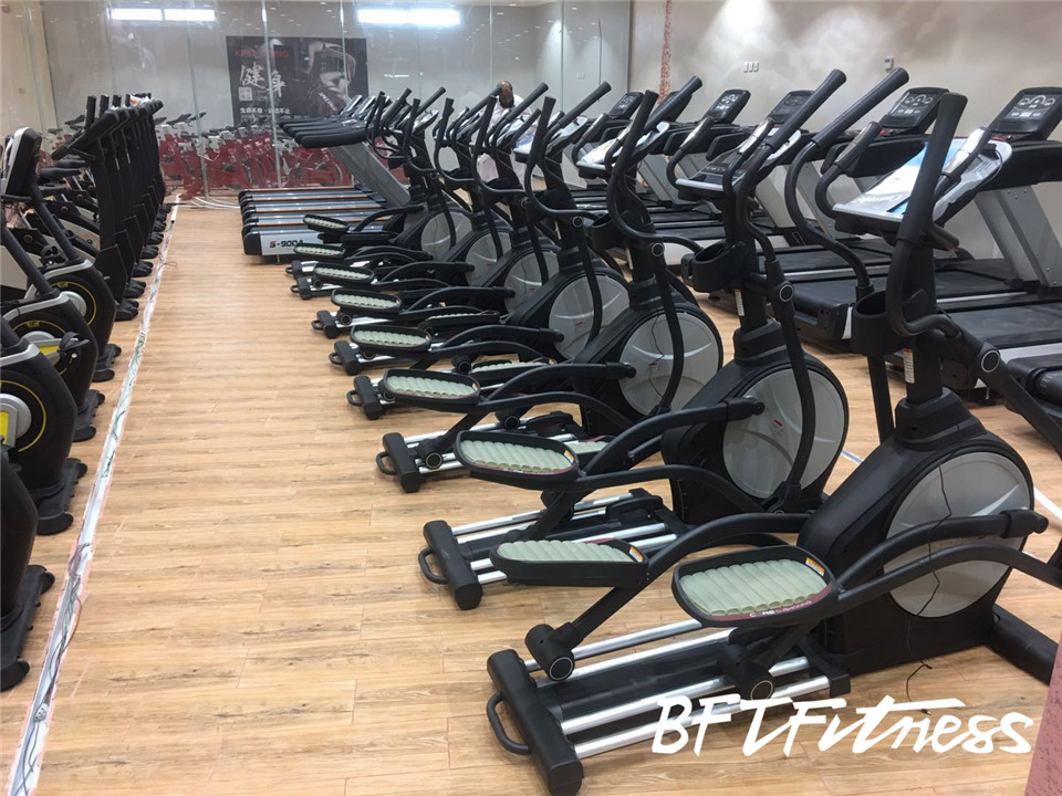 沙特女子健身房橢圓機