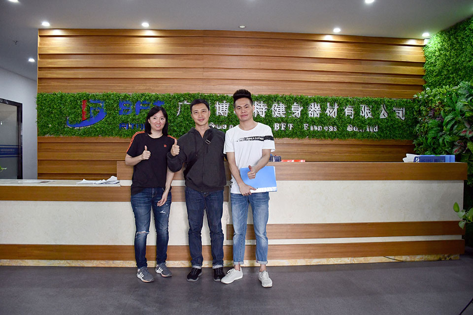 印度尼西亞客戶來中國采購樱桃网站入口健身器材