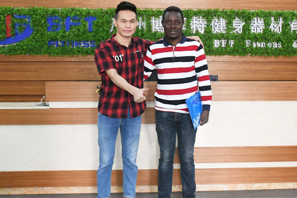 尼日利亞客戶來樱桃网站入口采購健身房器材